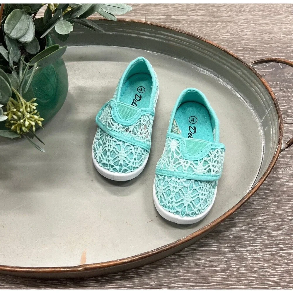 The Unbranded Brand beautiful lace